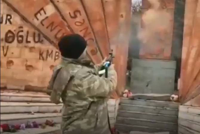 Azerbaycanlı asker işgal ettikleri Karabağ’ın Hadrut şehrindeki Ermeni anıtına silahtan ateş açtı (video)