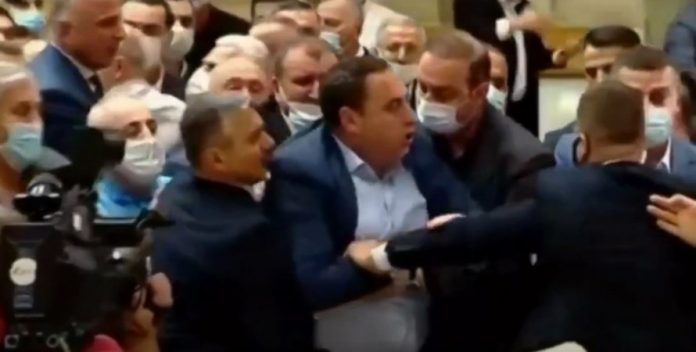 Gürcistan parlamentosunda milletvekilleri arasında kavga çıktı (Video)