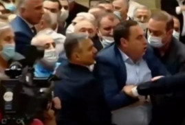 Gürcistan parlamentosunda milletvekilleri arasında kavga çıktı (Video)