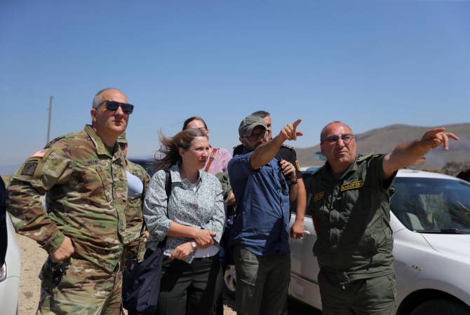 ABD'nin Ermenistan Büyükelçisi Tracy, Ermeni generalin eşliğinde sınır bölgesini ziyaret etti (FOTO)