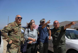 ABD'nin Ermenistan Büyükelçisi Tracy, Ermeni generalin eşliğinde sınır bölgesini ziyaret etti (FOTO)