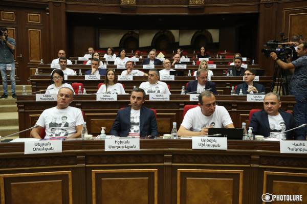 Ermenistan Parlamentosu'nun ilk oturumda muhalefetten protesto
