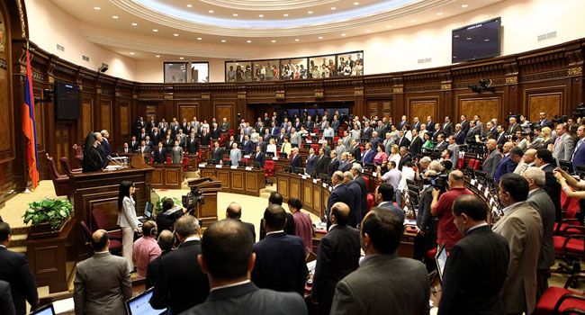 Ermenistan Parlamentosu’nda Süryani Soykırımı kurbanları bir dakikalık saygı duruşuyla anıldı