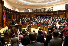Ermenistan Parlamentosu’nda Süryani Soykırımı kurbanları bir dakikalık saygı duruşuyla anıldı