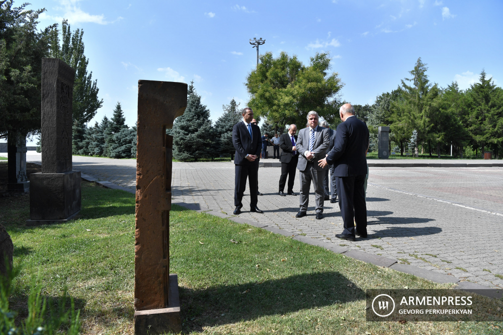 Uruguay Dışişleri Bakanı'ndan Ermeni Soykırımı Anıtı'na ziyaret