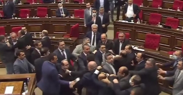 Ermenistan Parlamentosu'nda gergin anlar yaşandı (video)