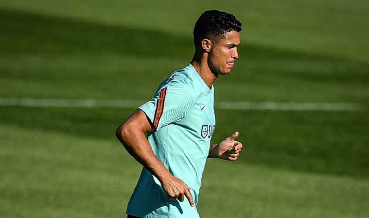 Cristiano Ronaldo, Manchester United'a resmi imzayı attı