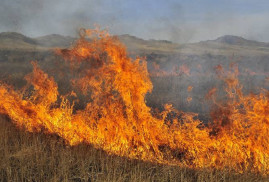 Azerbaycan askerlerinin Gegharkunik'te çıkarttığı yangın nedeniyle köylülerin biriktirdiği otlar yandı