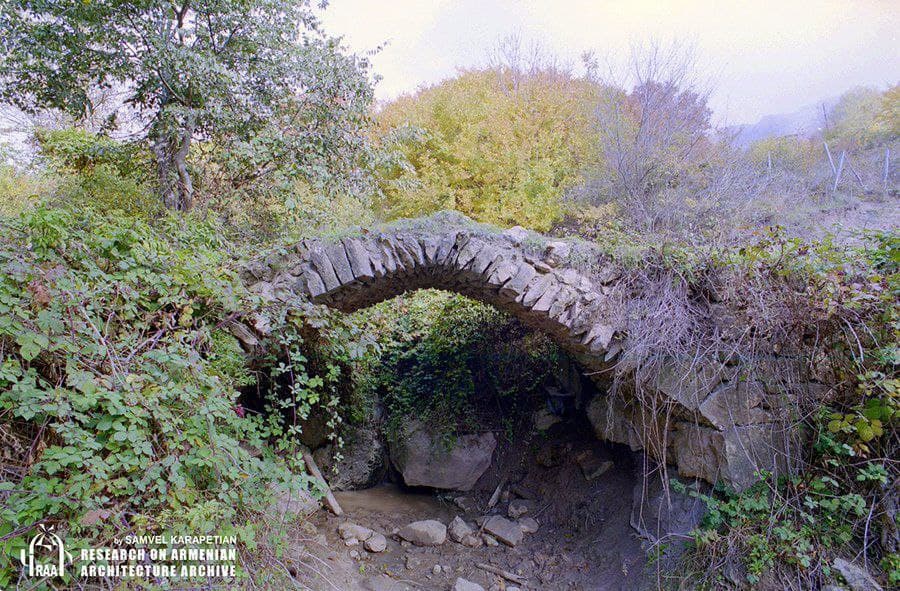 Azerbaycan, Artsakh'ın Mets Tagher köyünde bulunan Makun köprüsünü yıktı