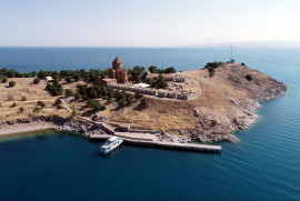 Van Akhtamar Adasındaki Surp Haç Ermeni Kilisesi ayine hazırlanıyor