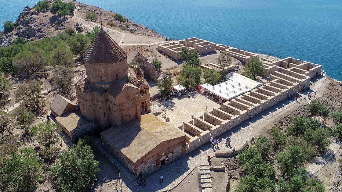 Van'da Surp Haç Ermeni Kilisesi'nde 9. ayin yapıldı