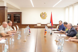 Ermenistan Savunma Bakanı, Artsakh’taki Rusya Barış Gücü’nün yeni komutanını kabul etti