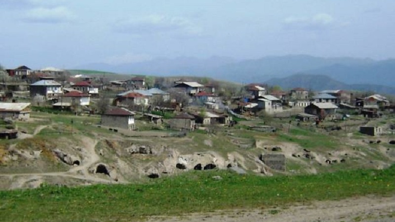 Azerbaycanli askerler Ermeniye ait arabayı çaldılar