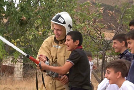 Rus Barış gücü askerleri, Karabağ’da Askeran'ın Khramort köyündeki bir okulda barış dersi düzenledi