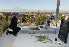 Paşinyan, Yerablur'u ziyaret edip Karabağ savaşının şehitleri anısına saygı duruşunda bulundu