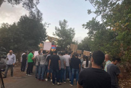 Lübnanlı Ermeni gençlerden Azerbaycan'ın Lübnan Büyükelçiliğinin önünde protesto
