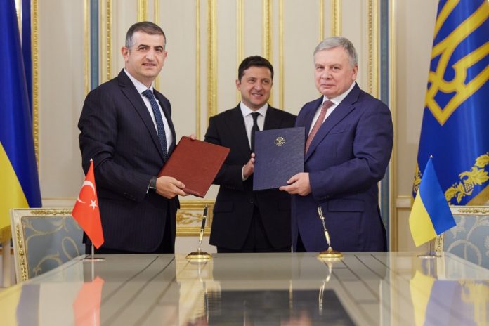Украина и Турция подписали меморандум о строительстве центра обслуживания БПЛА Bayraktar