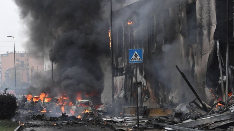 Milano’da bir özel jet boş bir binaya düştü, 8 kişi hayatını kaybetti