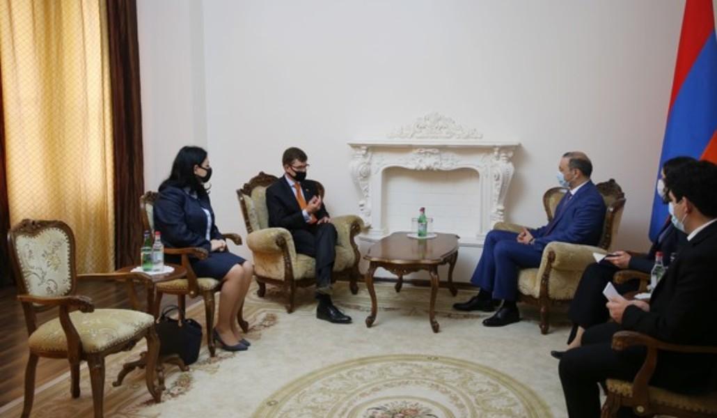Ermenistan Güvenlik Konseyi Sekreteri, Hollanda Büyükelçisi Azerbaycan sınırındaki durumu görüştü