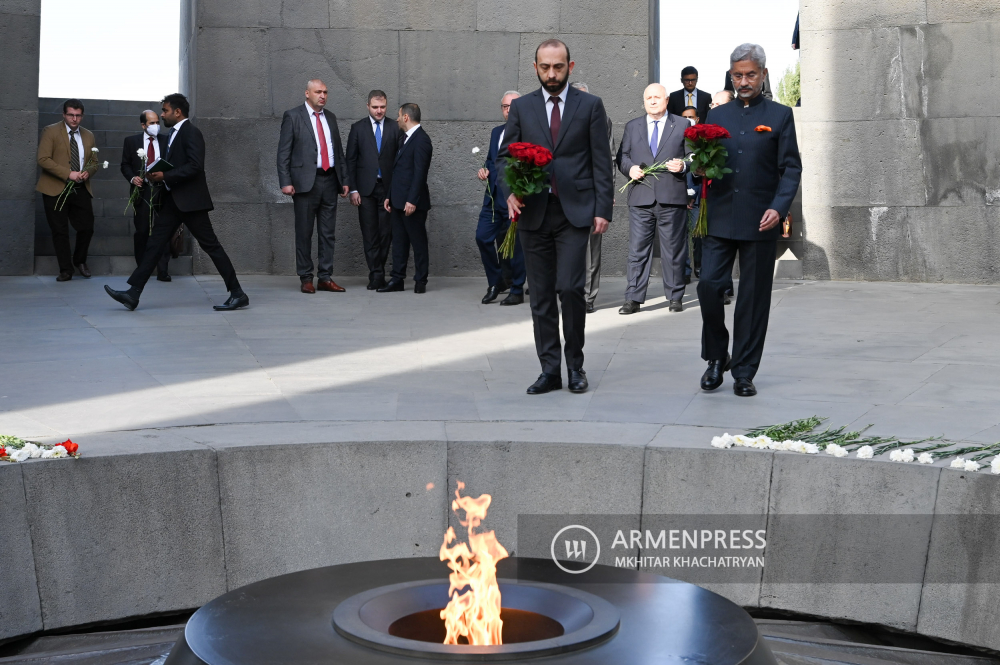 Hindistan Dışişleri Bakanı Ermeni Soykırımı Anıtı'nı ziyaret etti