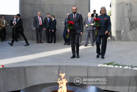 Hindistan Dışişleri Bakanı Ermeni Soykırımı Anıtı'nı ziyaret etti