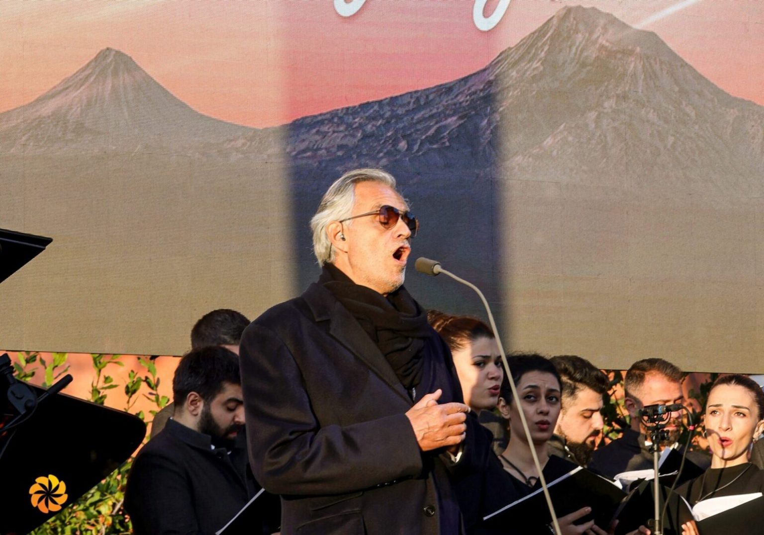 Efsanevi Andrea Bocelli, Venedik'teki Ermeni St. Lazarus Adası'nda şarkı söyledi (Video)