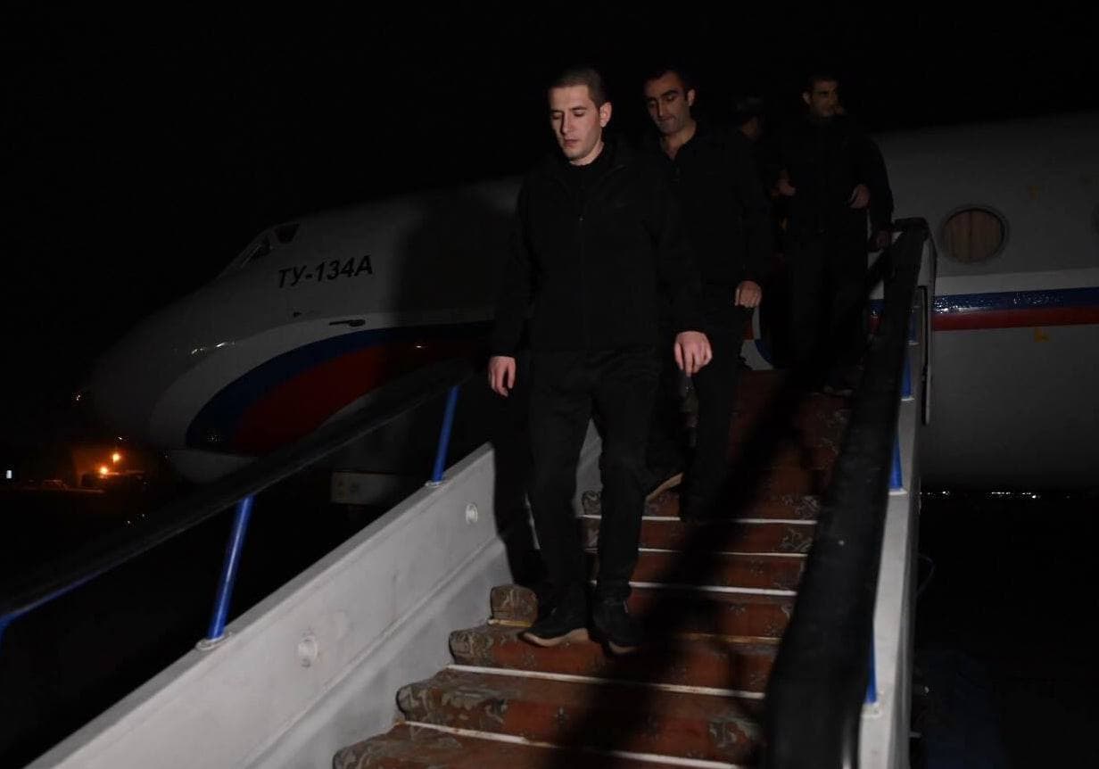 Azerbaycan'dan 5 Ermeni esir daha vatanına geri döndü