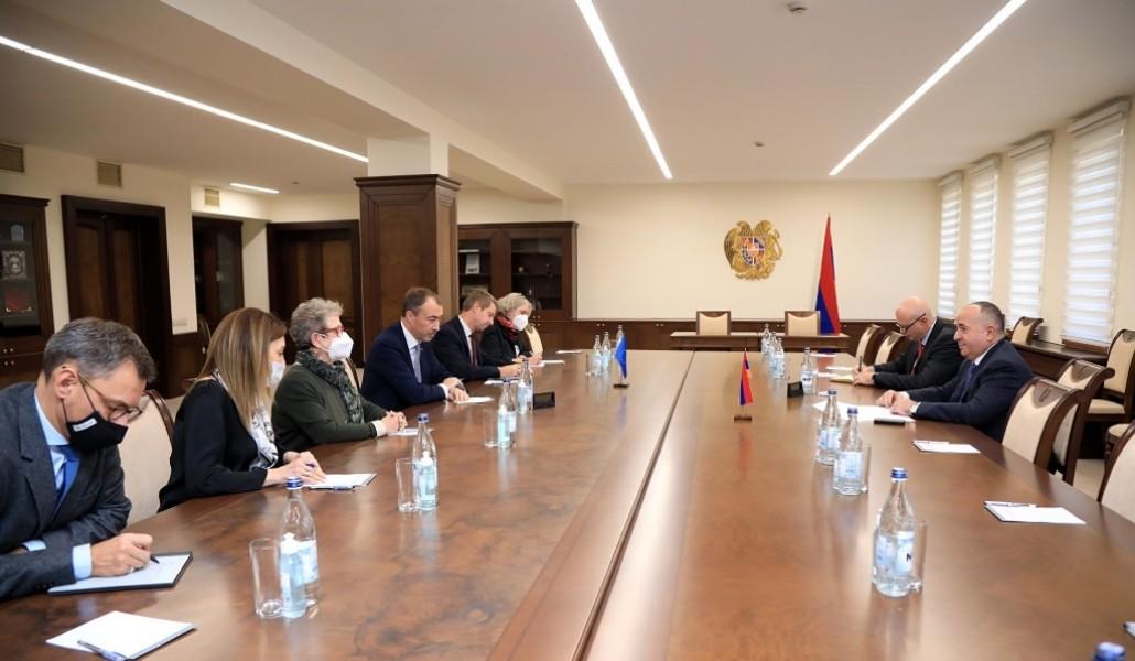 Ermenistan Savunma Bakanı, AB'nin özel temsilcisi ile bir araya geldi