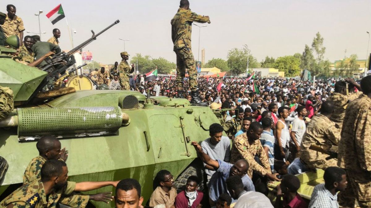 Sudan'da askeri darbe girişimi! Başbakanı ev hapsine aldılar