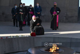 Vatikan Devlet Sekreteri Vekili Ermeni Soykırımı Anıtı’nı ziyaret etti