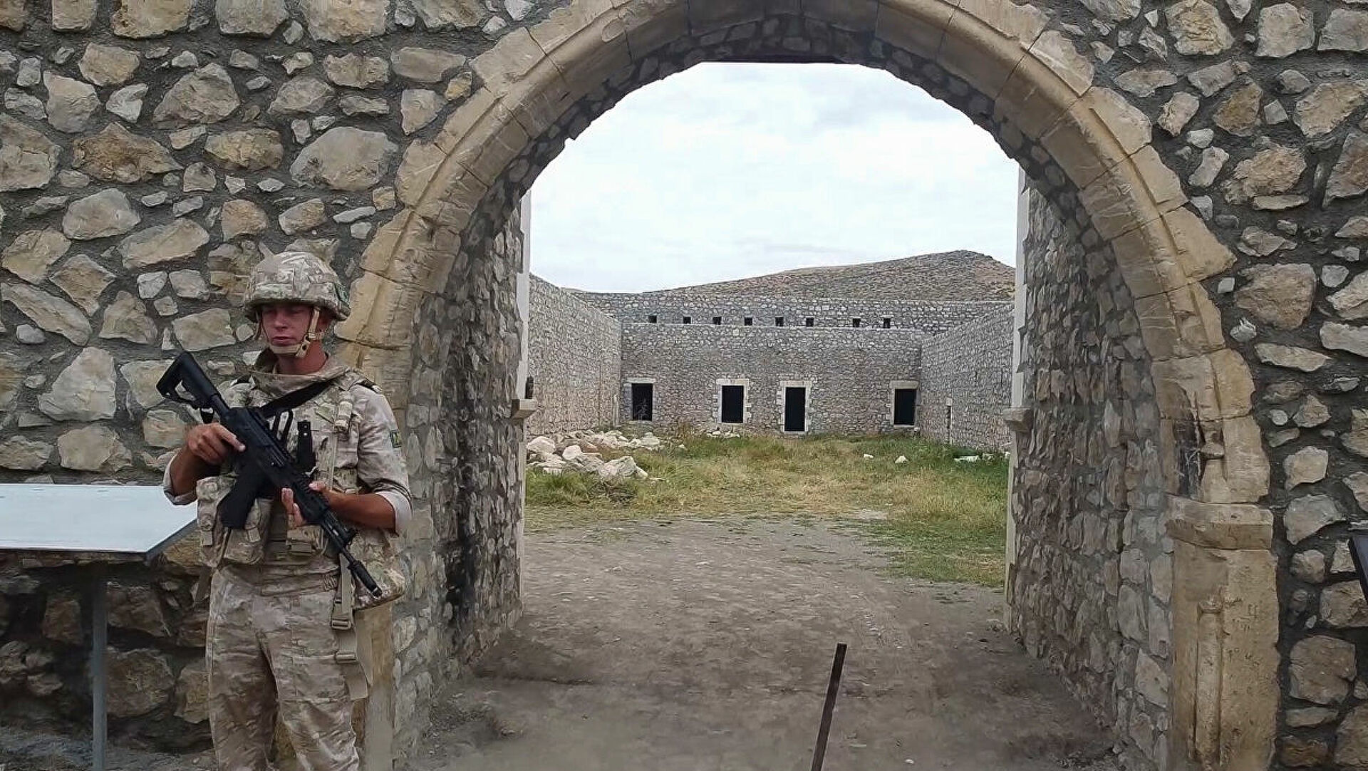 Ermeni hacılar Karabağ’daki manastırı ziyaret ederken, Rus barış güçleri güvenliği sağladı
