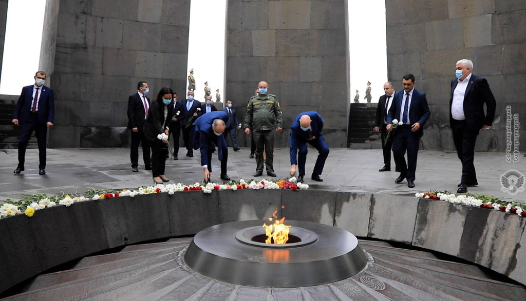 Gürcistan Savunma Bakanı, Ermeni Soykırımı Anıtı'nı ziyaret etti