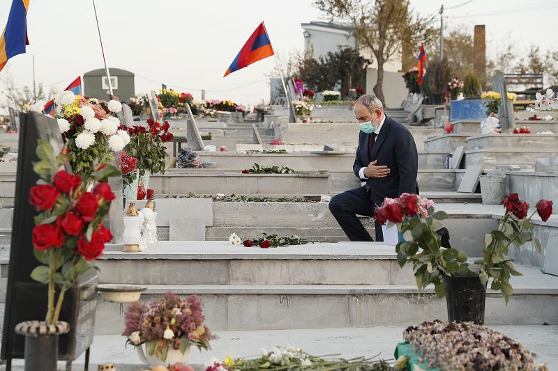 Paşinyan, Yerablur'da 44 günlük Karabağ savaşının şehitleri anısına saygı duruşunda bulundu
