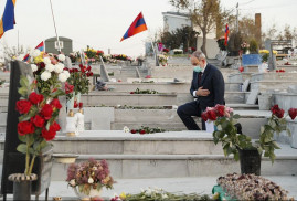 Paşinyan, Yerablur'da 44 günlük Karabağ savaşının şehitleri anısına saygı duruşunda bulundu