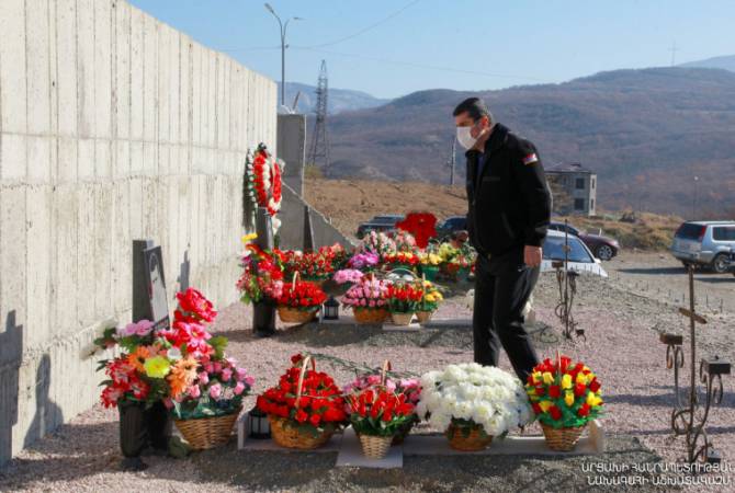 Artsakh Cumhurbaşkanı, Karabağ savaşının şehitleri anısına saygı duruşunda bulundu
