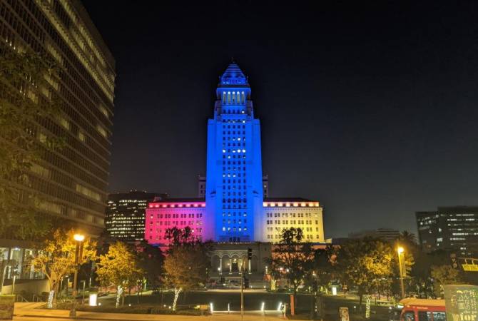 Los Angeles Belediye binası, Ermenistan bayrağı renklerine büründü