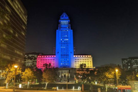 Los Angeles Belediye binası, Ermenistan bayrağı renklerine büründü