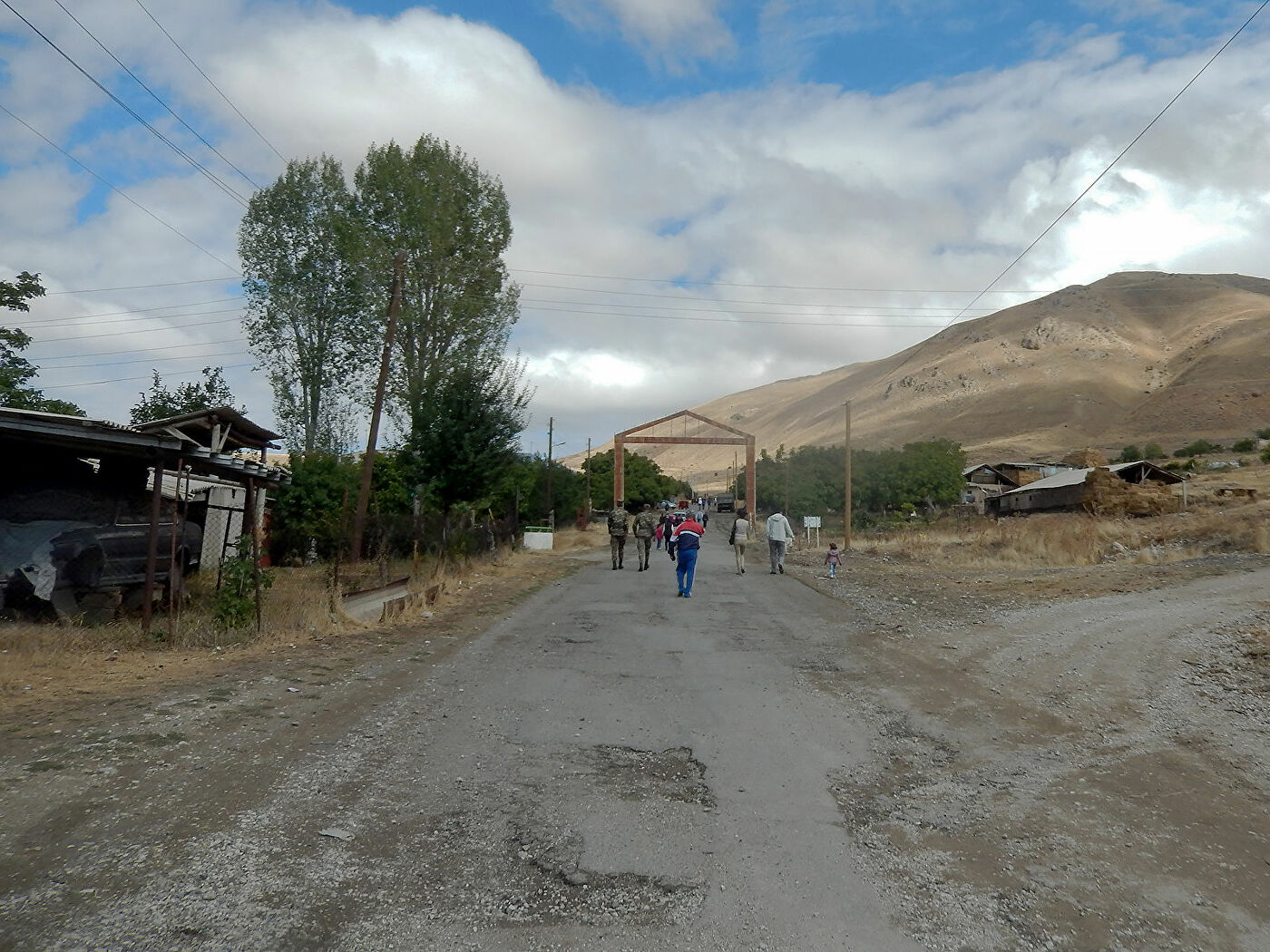 Azerbaycan bu sefer Ermenistan'ın Khaçik köyünü hedef aldı! Traktöre ateş açıldı