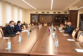 Ermenistan Savunma Bakanı ve Rusya Büyükelçisi savunma alanında Ermeni-Rus müttefik işbirliğini ele aldı