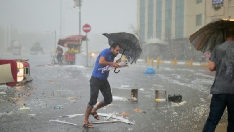 В результате шторма в Стамбуле погибли 4 человек, 38 ранены