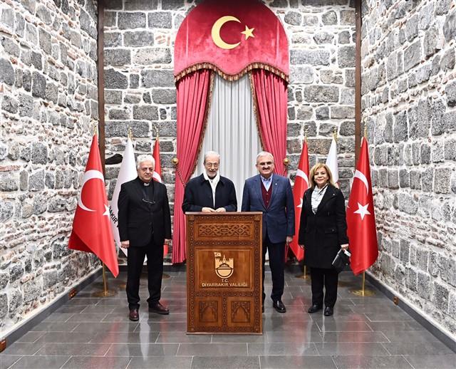 Türkiye Ermeni Katolikleri Ruhani Lideri Zekiyan, Diyarbakır Valisi ile görüştü