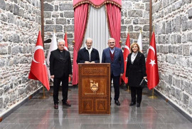 Türkiye Ermeni Katolikleri Ruhani Lideri Zekiyan, Diyarbakır Valisi ile görüştü