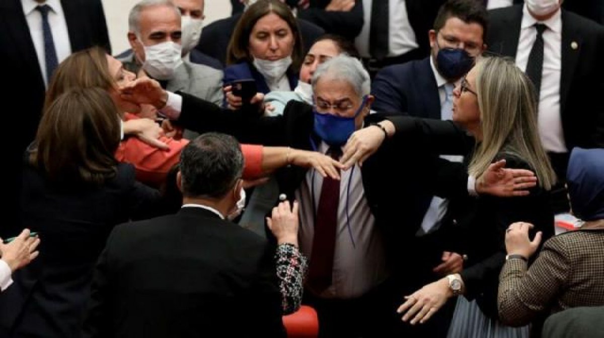Թուրքիայի մեջլիսում կռվի են բռնվել կին պատգամավորները (տեսանյութ)