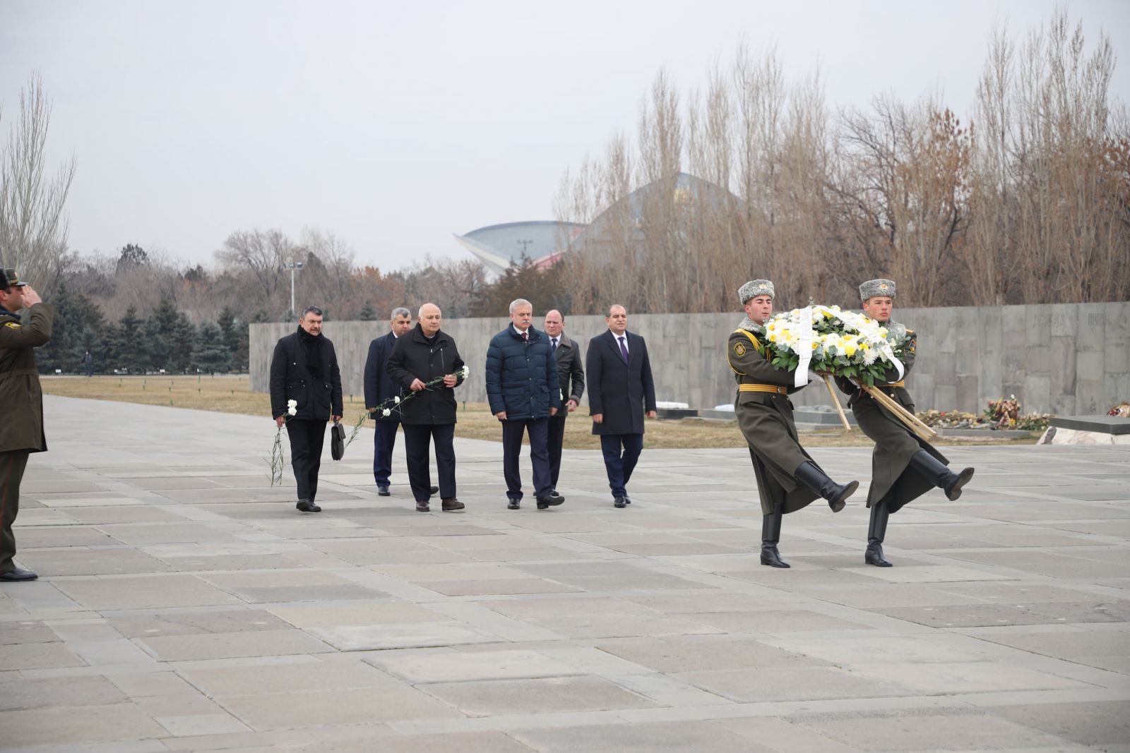 KGAÖ Genel Sekreteri Ermeni Soykırımı Anıtı'nı ziyaret etti