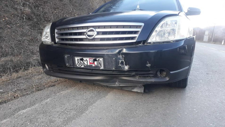 Azerbaycanlılar Stepanakert-Goris karayolu üzerinde Ermeni sürücünün arabasına taş attı