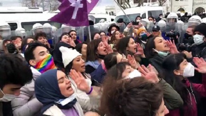 Թուրքիայում կանայք թավաներով ու կաթսաներով են բողոքել գնաճի դեմ