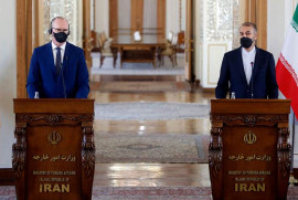 İran Dışişleri Bakanı İngiliz mevkidaşı ile Viyana'da süren nükleer anlaşma müzakereleri ve bölge konuları görüştü
