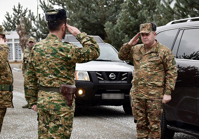 Ermenistan Genelkurmay Başkanı sınır hattında incelemelerde bulundu
