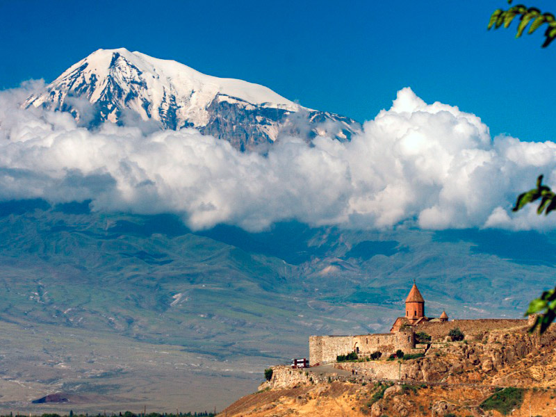 Ermenistan'daki Khor Virap Manastırı ziyaretçilerinin manzarası: ARARAT (Foto)