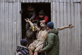 Lviv'deki Ermeni Kilisesi'ndeki İsa heykeli sığınağa taşındı